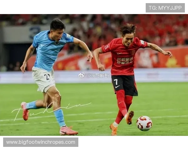 足球球星趣闻：赛场内外的趣味故事与个性瞬间