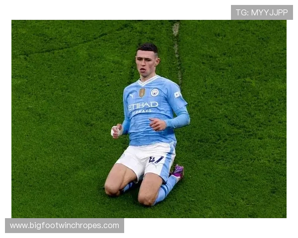 福登伪边锋内收作为中场连接器的战术解析