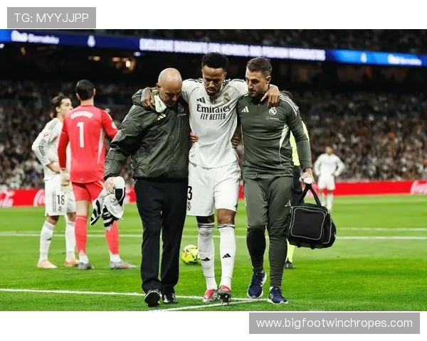 皇马后防伤病问题加剧，阵容稳定性面临考验，战术调整压力增加