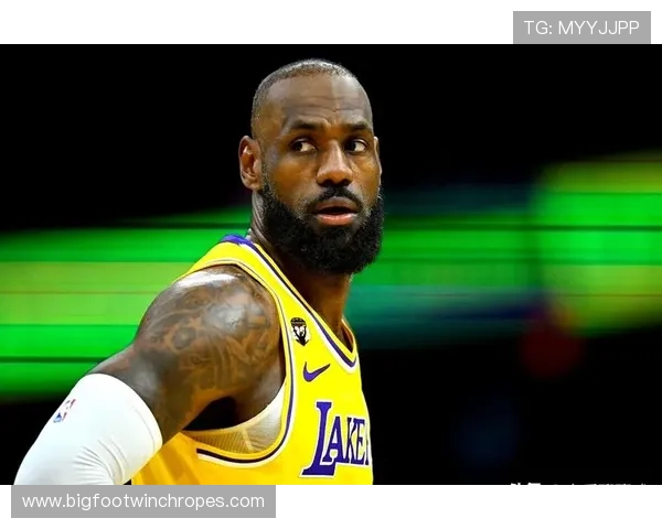 詹姆斯挡拆拉开空间促进得分爆发，关键时刻效率超哈登